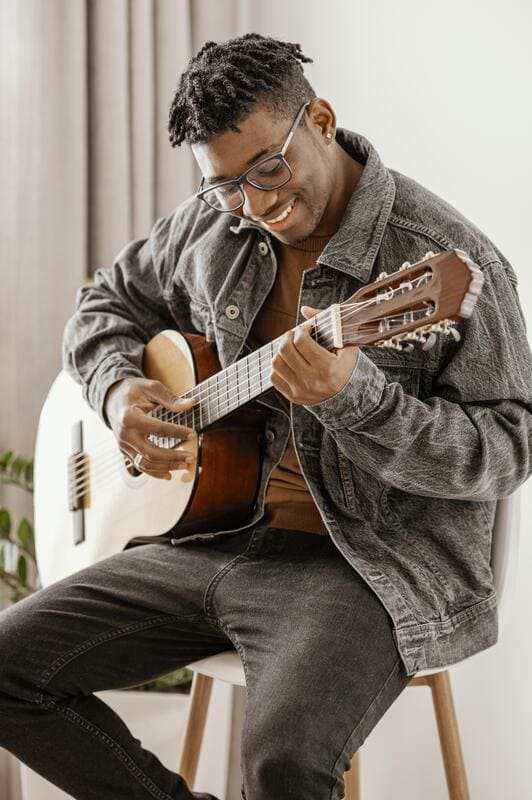 Homem tocando violão